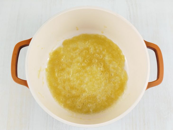 Manteiga e farinha de trigo na panela.