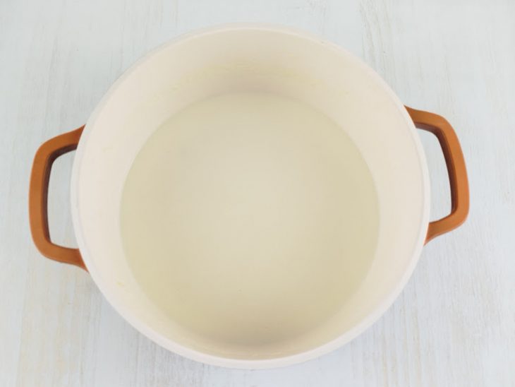 Leite adicionado na panela com manteiga e farinha.