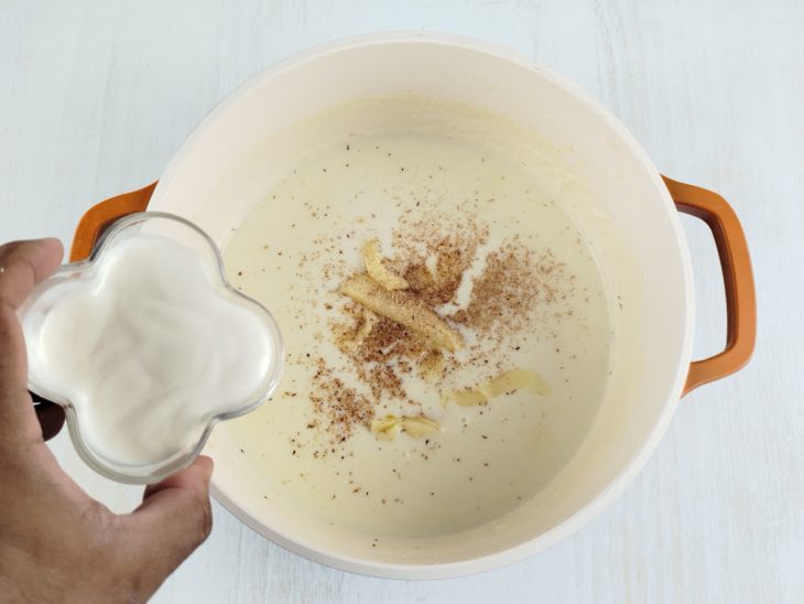 Temperos e mussarela adicionados na panela.