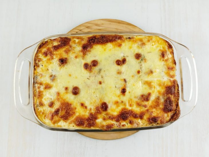 Macarrão cremoso de forno com queijo gratinado.