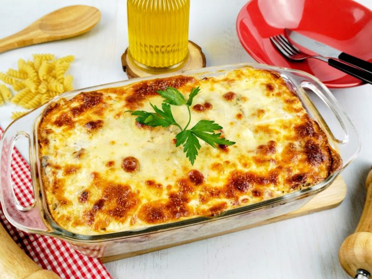Macarrão cremoso de forno pronto para consumo.