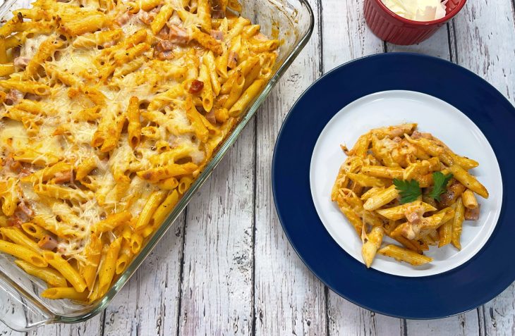 Macarrão de forno cremoso com presunto e queijo