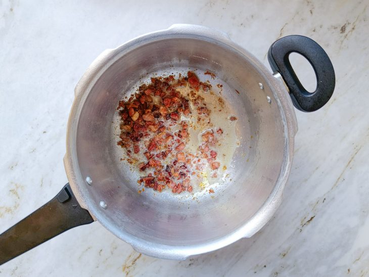 Na panela, o bacon frito.