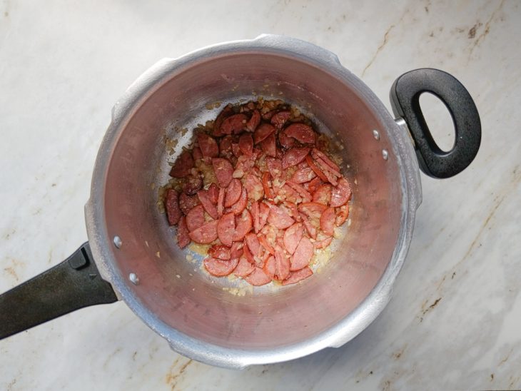 Calabresa frita na panela.