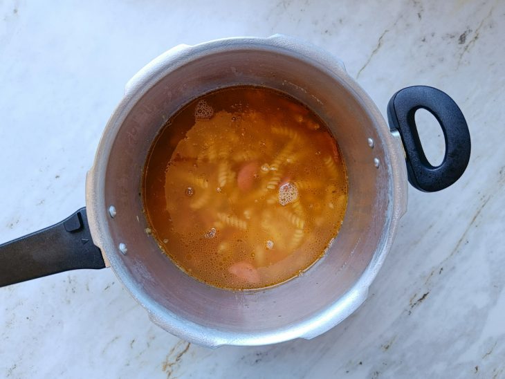 Ingredientes submersos na panela.