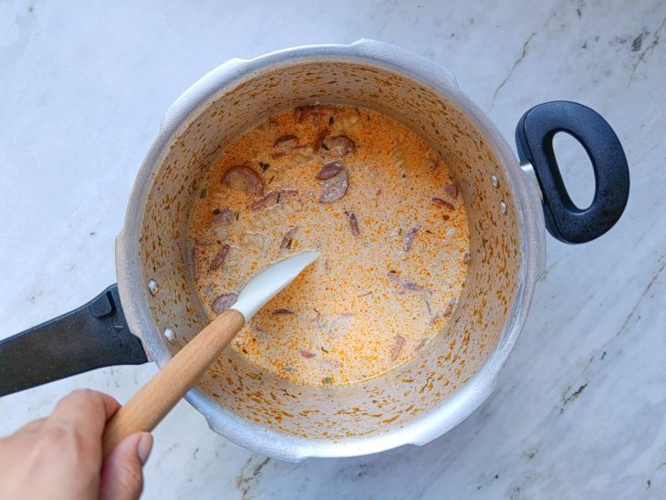 Creme de leite e requeijão adicionados na panela.