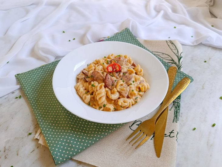 Porção do macarrão servida em prato.