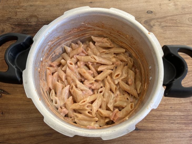 Macarrão cremoso na panela de pressão