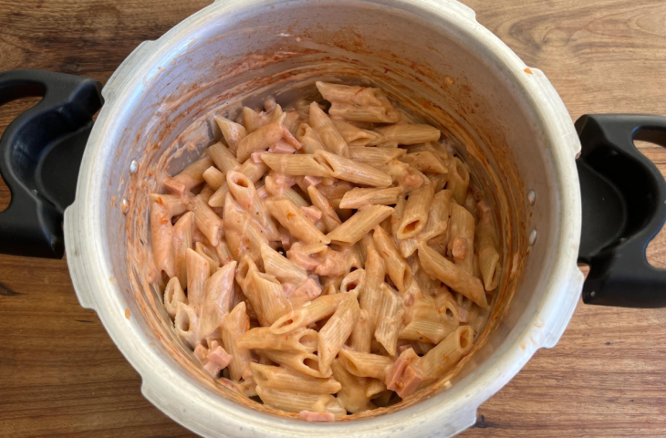 Macarrão cremoso na panela de pressão