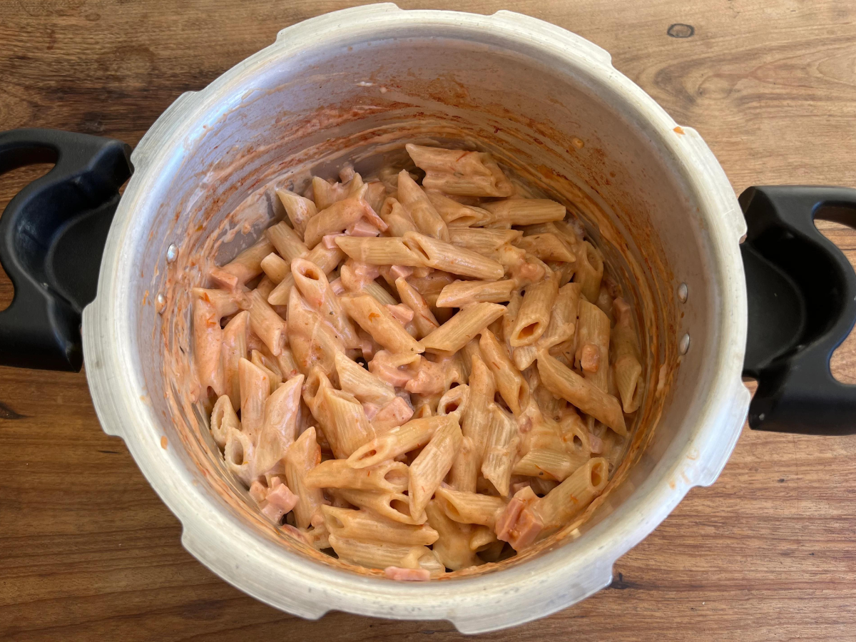 Macarrão cremoso na panela de pressão