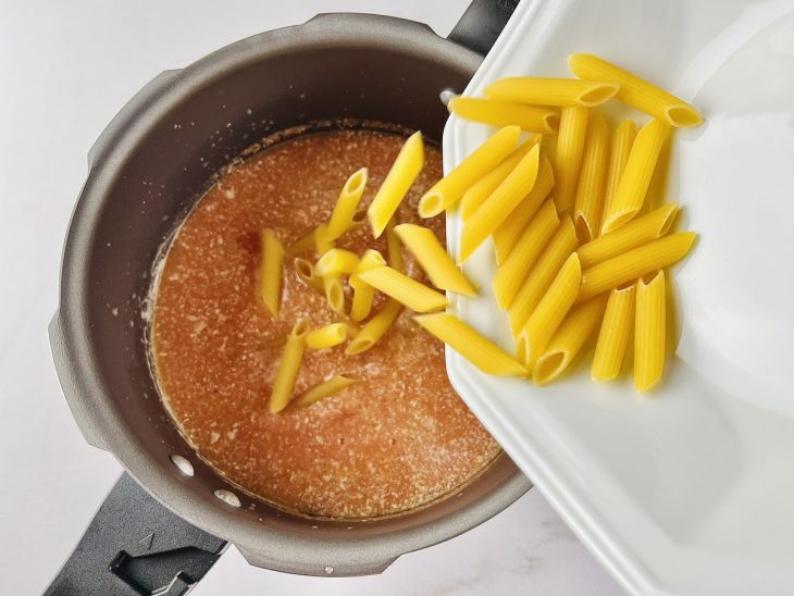 Macarrão adicionado na panela.