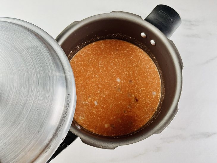 Panela com ingredientes para ser fechada.