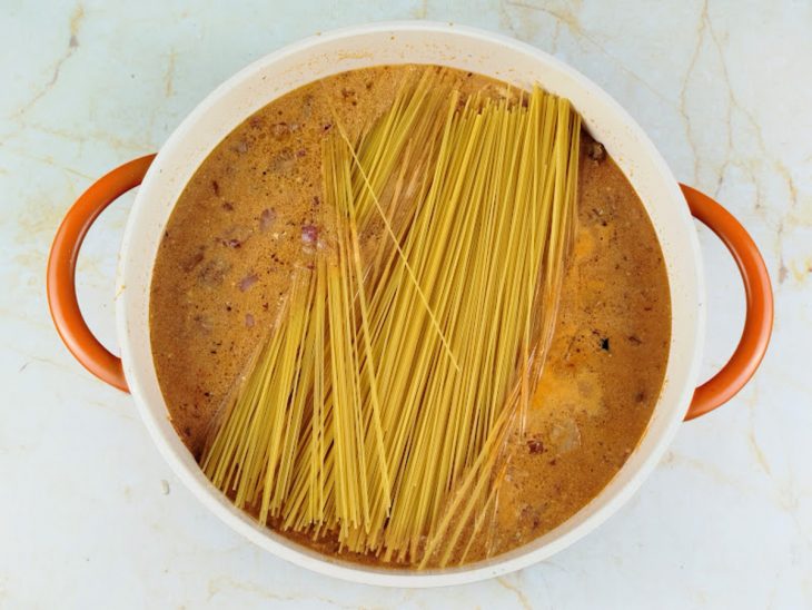 Macarrão adicionado na panela.