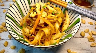 Macarrão de arroz agridoce com molho de amendoim