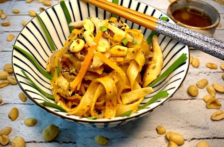 Macarrão de arroz agridoce com molho de amendoim
