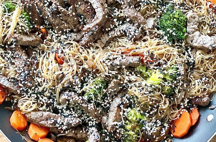 Macarrão de arroz com iscas de carne