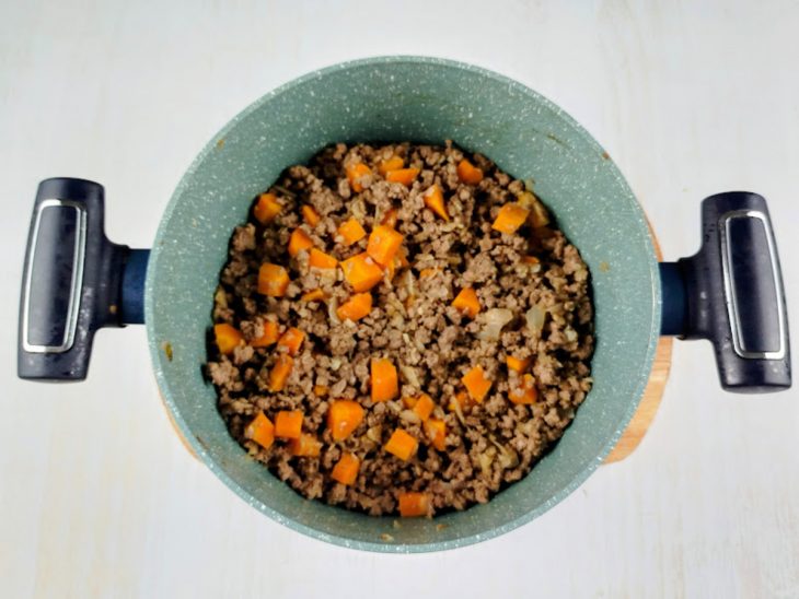 Carne moída adicionada na panela do refogado e temperada.