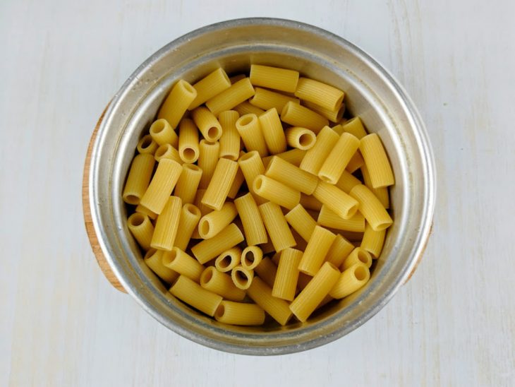 Macarrão cozido num recipiente.