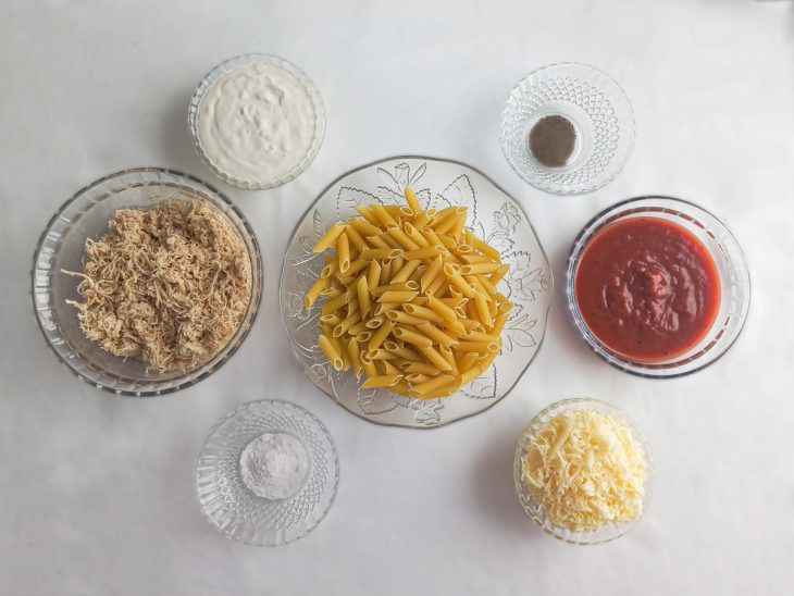 Ingredientes para a receita reunidos em uma bancada.
