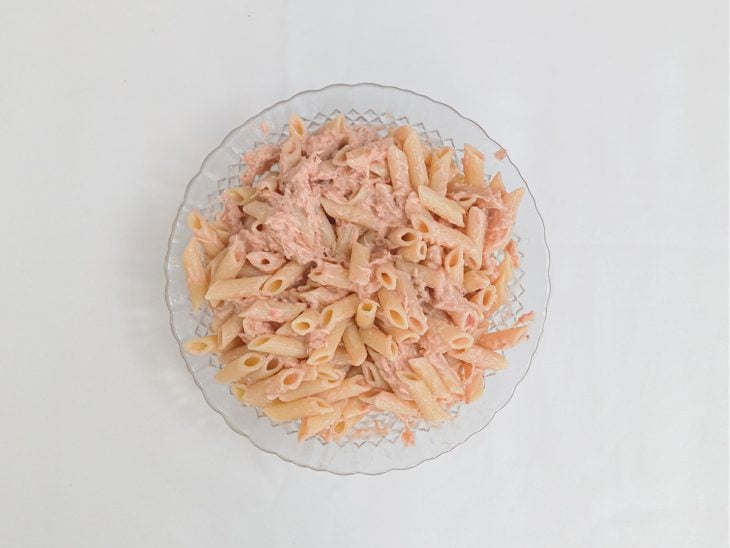 Macarrão adicionado na tigela.