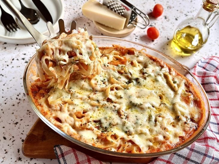 Macarrão de forno com queijo pronto para consumo em um refratário de vidro.