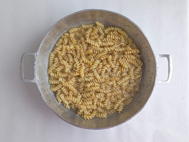 Macarrão em uma panela para cozinhar.