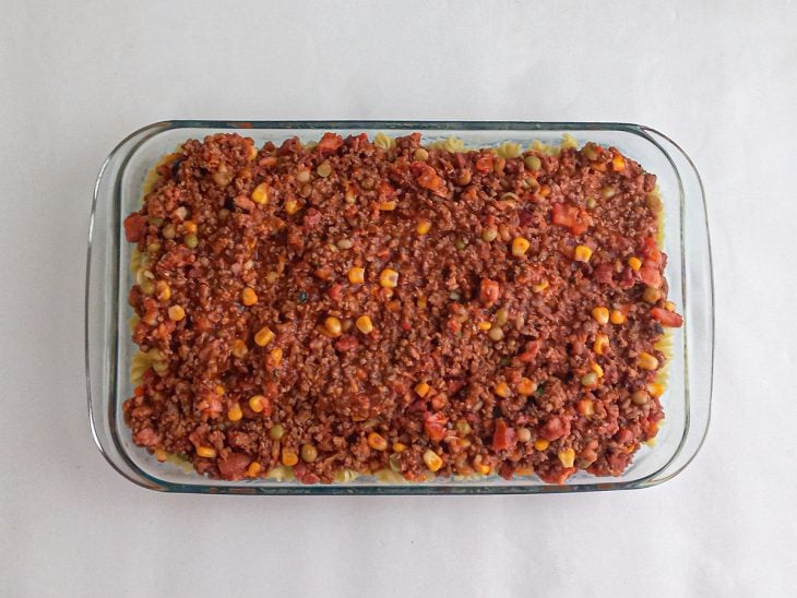 Macarrão e carne moída em um refratário.