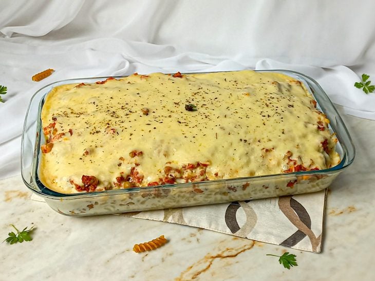 Macarrão de forno cremoso pronto para consumo.