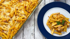 Macarrão de forno cremoso com presunto e queijo