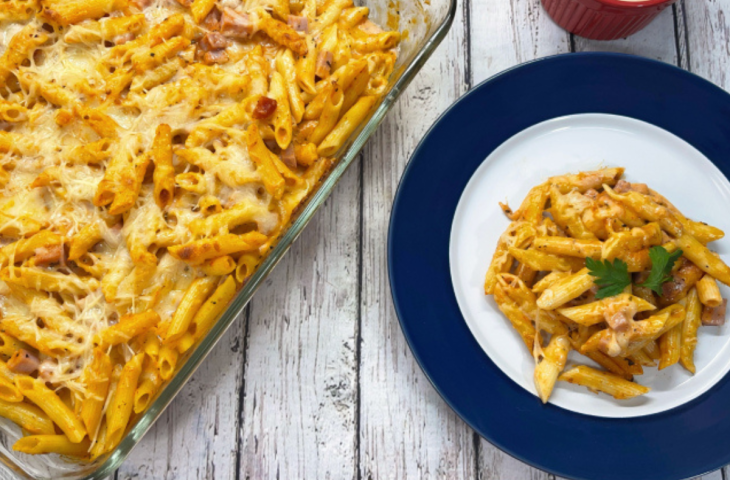 Macarrão de forno cremoso com presunto e queijo