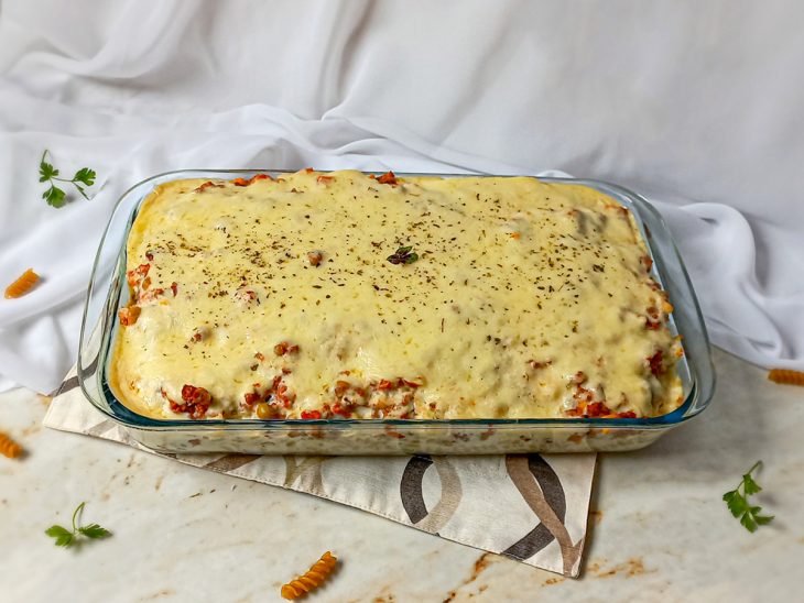 macarrão de forno finalizado com queijo derretido.