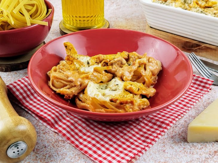Porção de macarrão de forno simples servida em um prato.