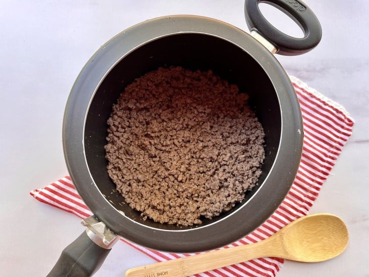 Carne moída refogada na panela de pressão.