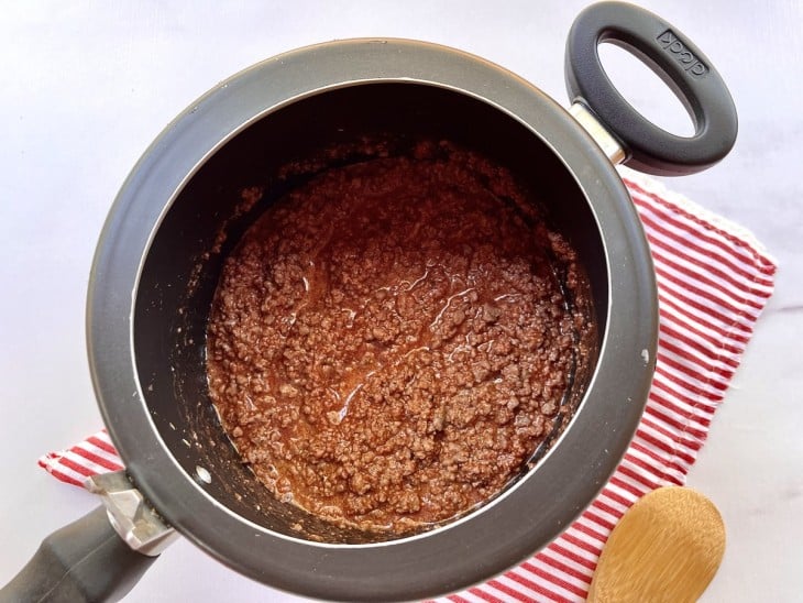 Carne moída e molho de tomate pronto na panela de pressão.