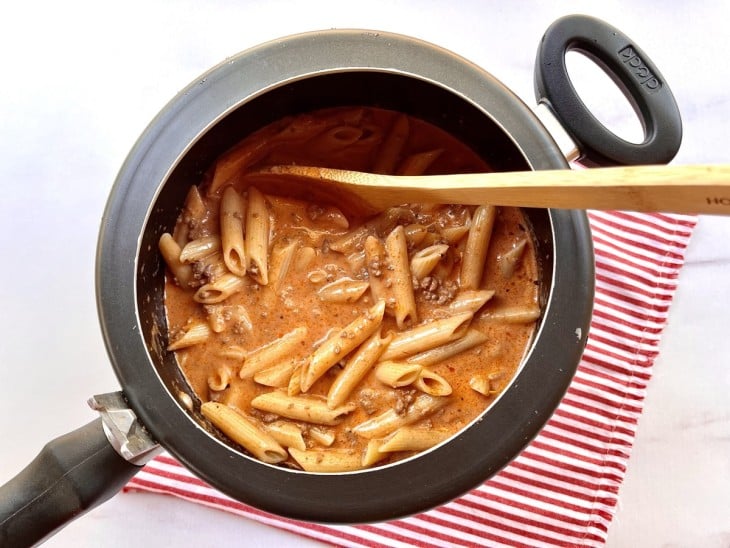 Panela de pressão aberta com o macarrão pronto.