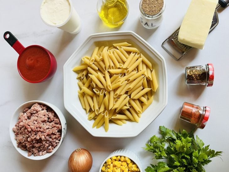 ingredientes reunidos para fazer macarrão de panela de pressão com carne moída