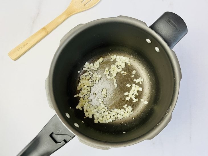 cebola refogando na panela