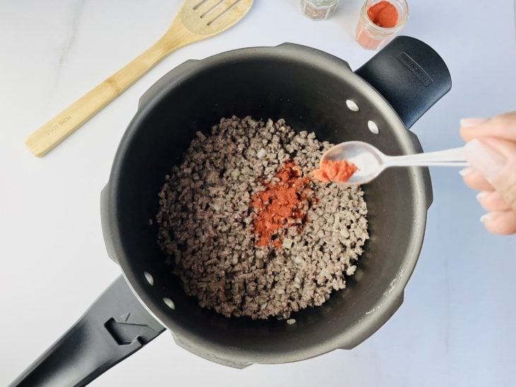 carne moída refogando na panela