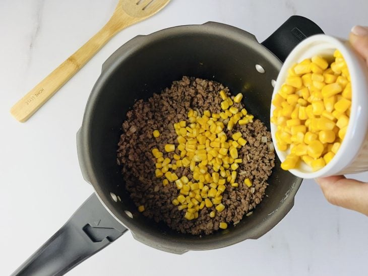 carne moída e milho refogando na panela