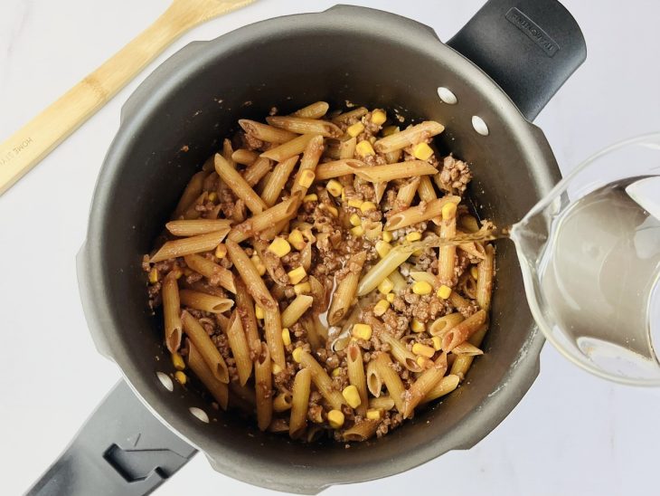 macarrão com carne moída na panela de pressão
