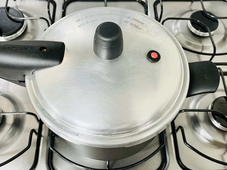 macarrão cozinhando na panela de pressão