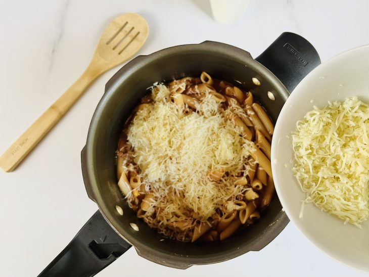 macarrão finalizado com queijo parmesão