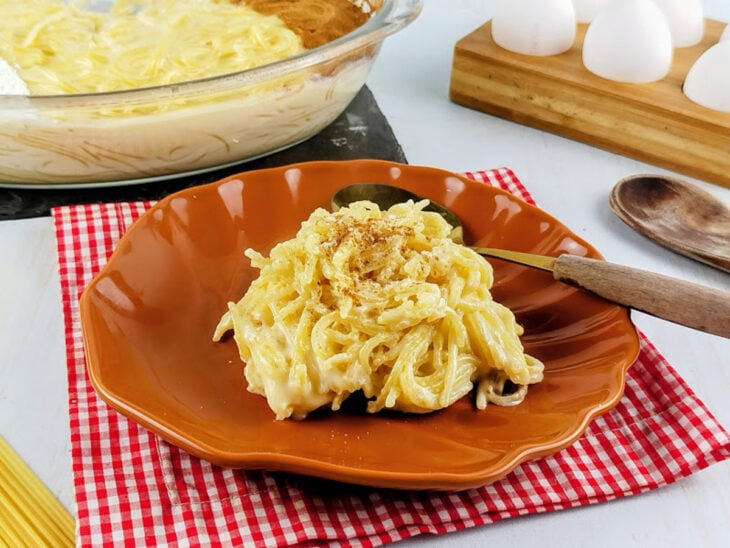 Macarrão doce servido.