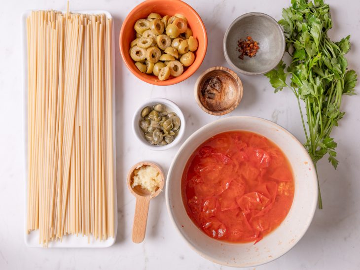 ingredientes para preparo de macarrão italiano separados e organizados.