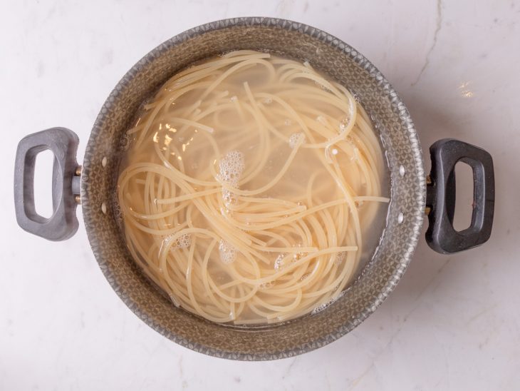 macarrão espaguete cozido em água com sal.