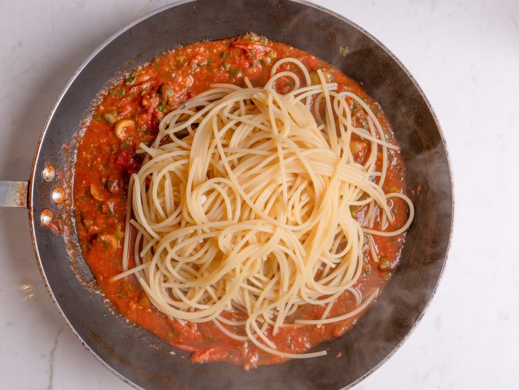 macarrão cozido acrescido ao molho com um pouco de água do cozimento.