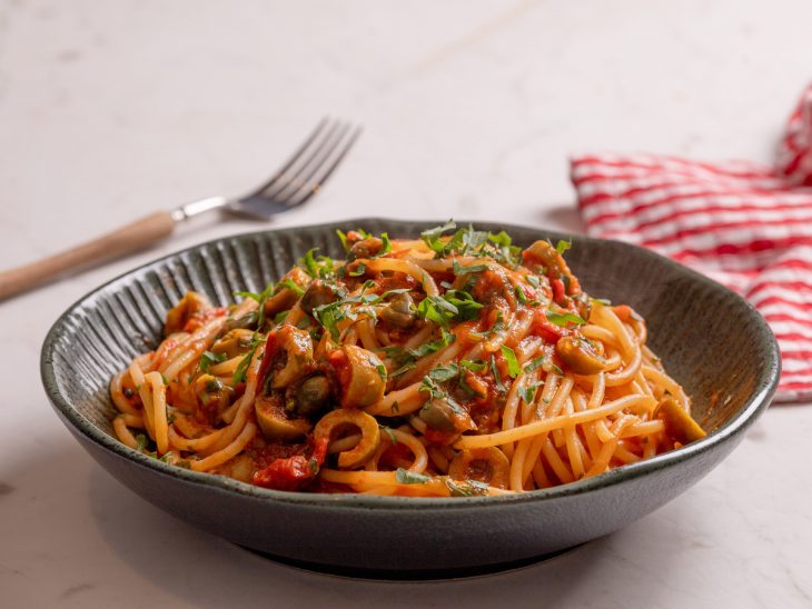 macarrão italiano finalizado com cheiro verde e servido.