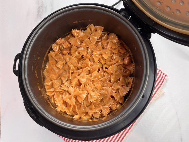 Panela de arroz com macarrão e molho cremoso.