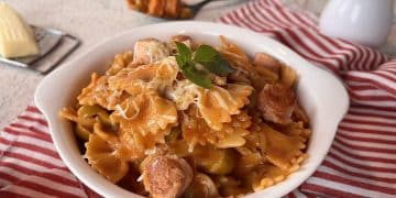 Recipiente com macarrão com linguiça na panela de pressão.