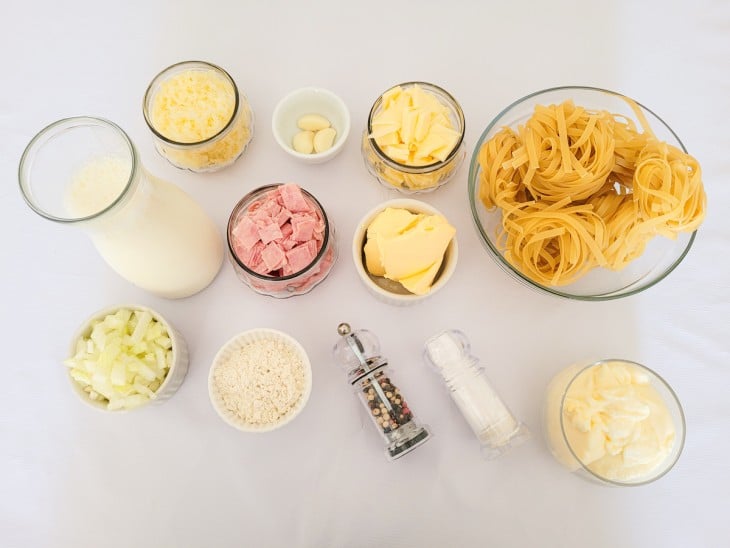 Ingredientes do macarrão ninho ao molho branco reunidos.